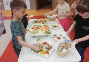 dzieci wybierają ulubione warzywa i owoce